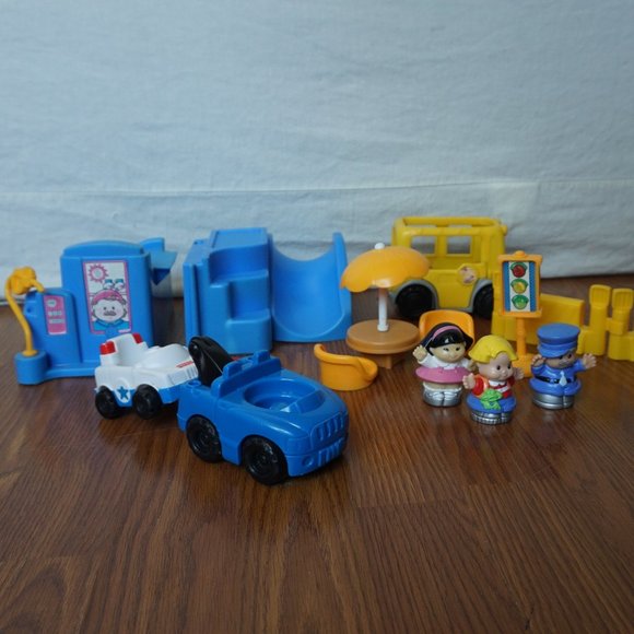 Fisher Price Little People Discovery City 2000 Village Town - Picture 1 of 4